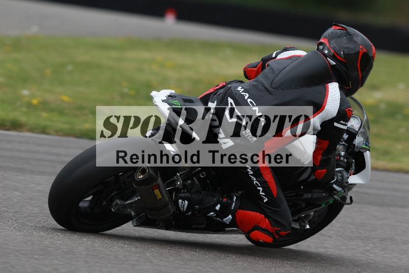 Archiv-2022/13 25.04.2022 Plüss Moto Sport ADR/Freies Fahren/backside